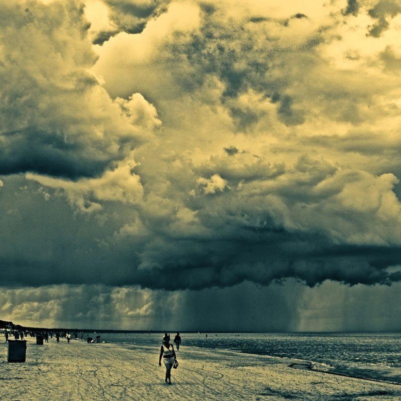Terrifying beauty of thunderclouds