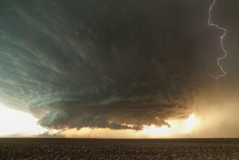 Terrifying beauty of thunderclouds