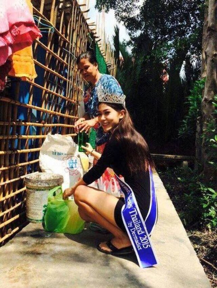 Thai beauty queen knelt in front of mother working as a janitor Thai beauty queen knelt in front of mother working as a janitor