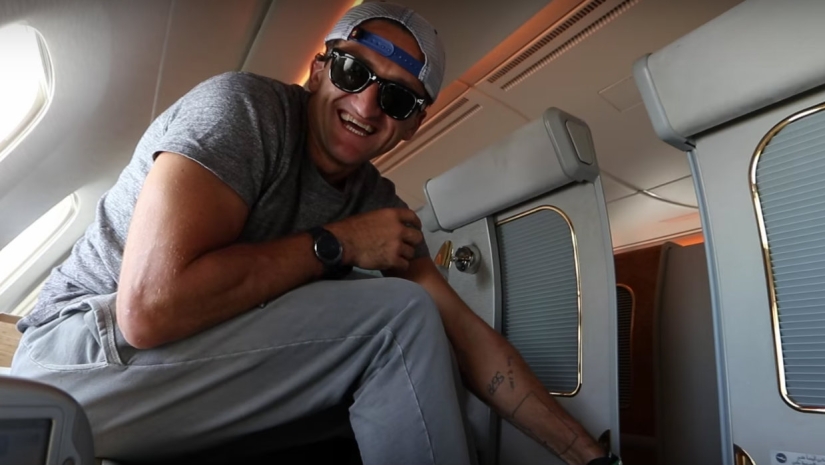 The American blogger flew from Dubai to New York first class for free, a ticket to which costs $ 21,000