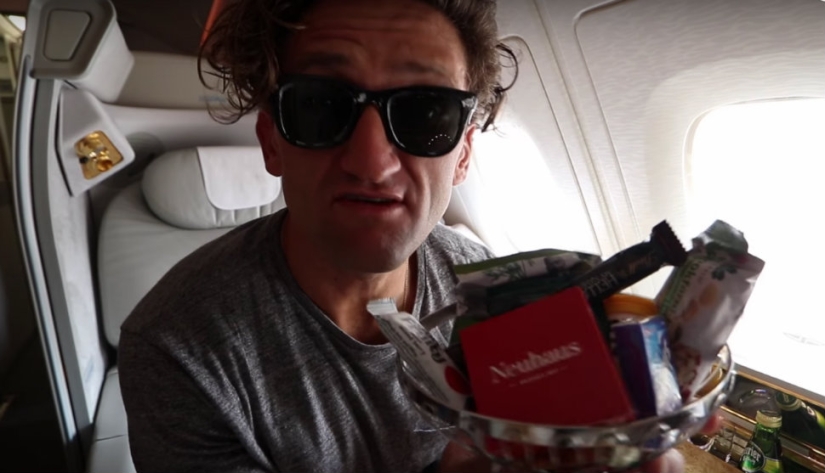 The American blogger flew from Dubai to New York first class for free, a ticket to which costs $ 21,000