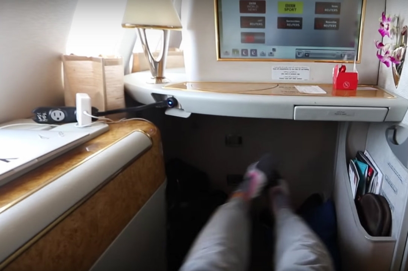 The American blogger flew from Dubai to New York first class for free, a ticket to which costs $ 21,000