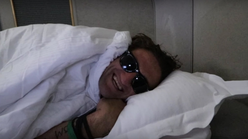 The American blogger flew from Dubai to New York first class for free, a ticket to which costs $ 21,000