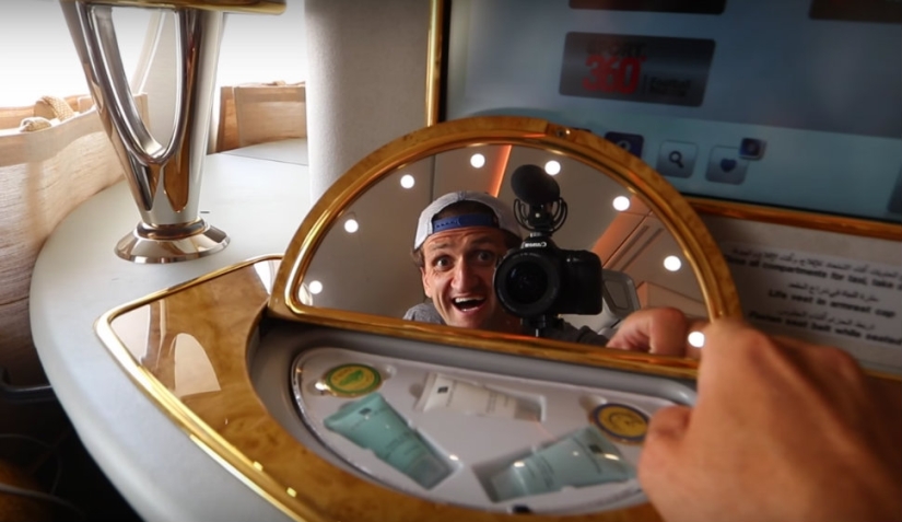 The American blogger flew from Dubai to New York first class for free, a ticket to which costs $ 21,000