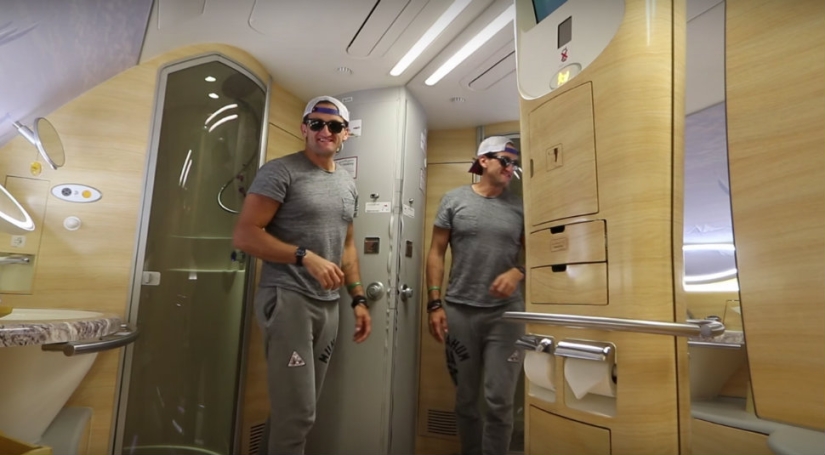 The American blogger flew from Dubai to New York first class for free, a ticket to which costs $ 21,000