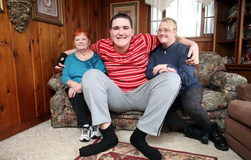 The American youth with a height of 2.33 meters continues to grow