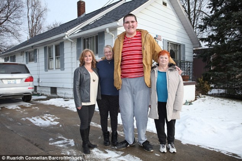 The American youth with a height of 2.33 meters continues to grow