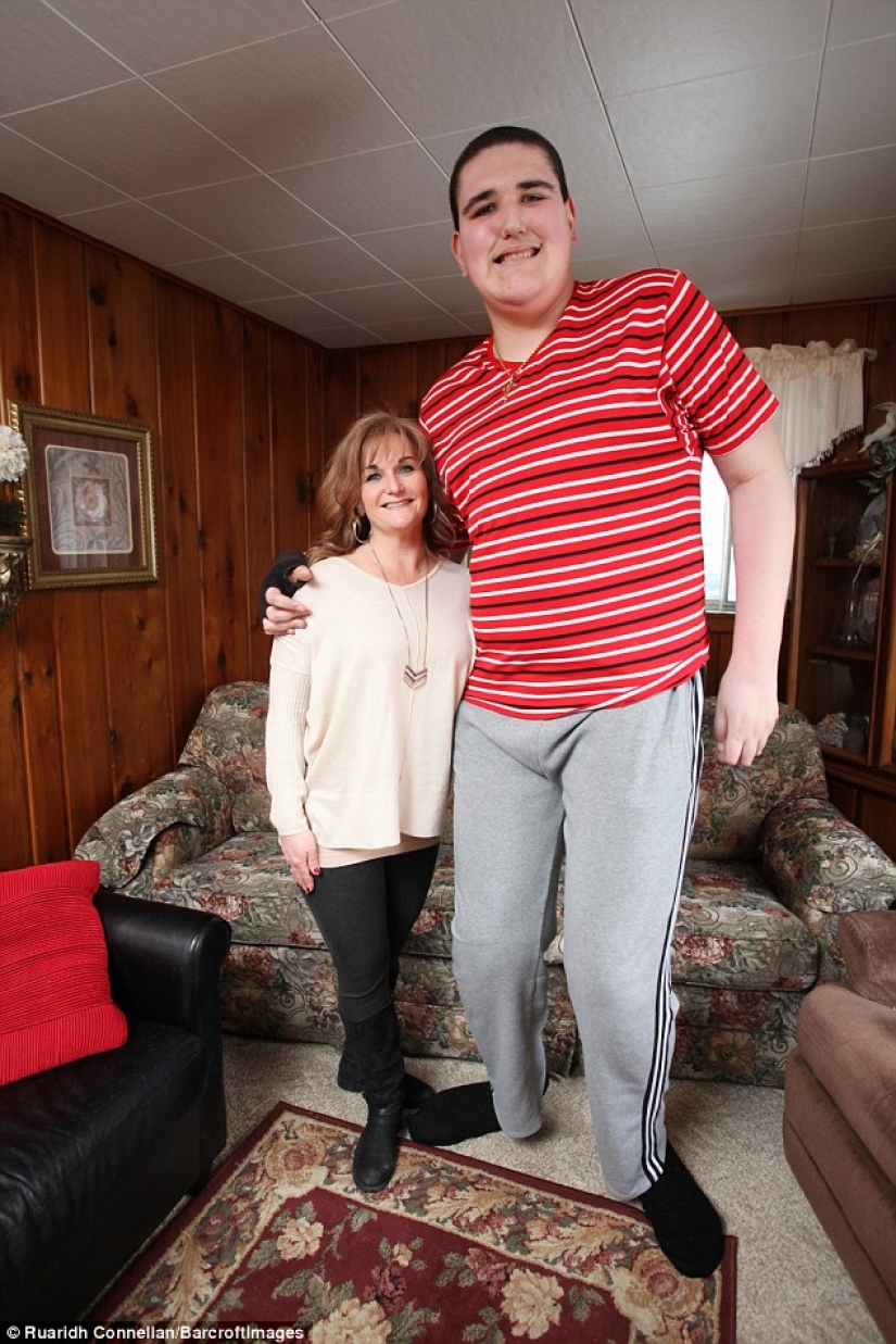The American youth with a height of 2.33 meters continues to grow