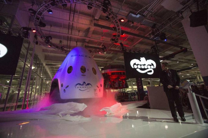 The Americans presented a manned reusable ship Dragon V2