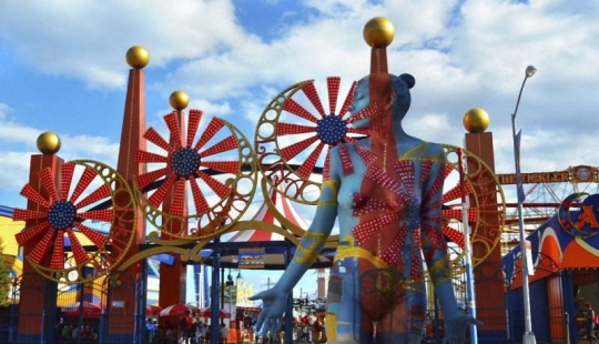 The Art of Disguise: Nude Models in New York City The Art of Disguise: Nude Models in New York City