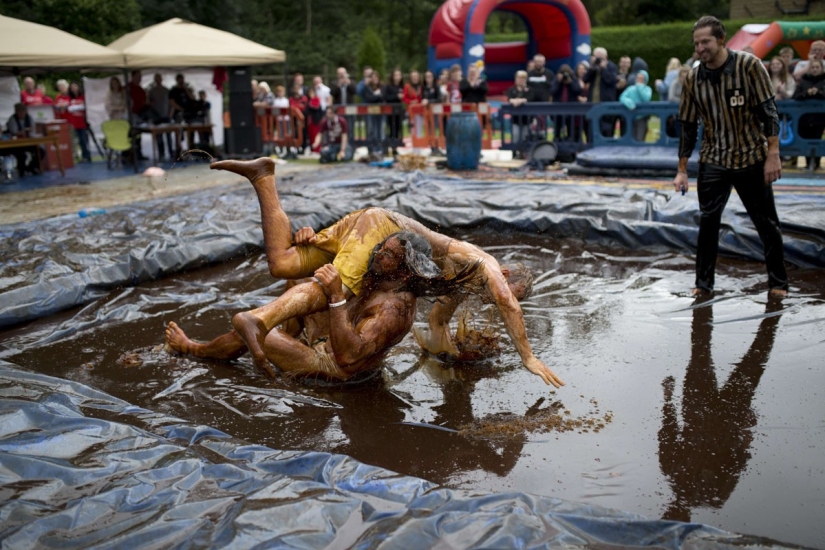 The British are going crazy - in England there was a championship in gravy wrestling The British are going crazy - in England there was a championship in gravy wrestling