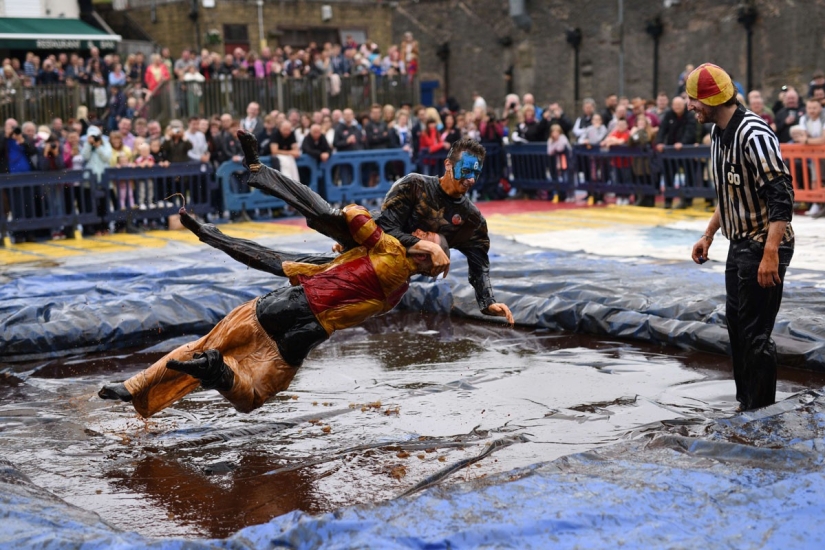 The British are going crazy - in England there was a championship in gravy wrestling The British are going crazy - in England there was a championship in gravy wrestling