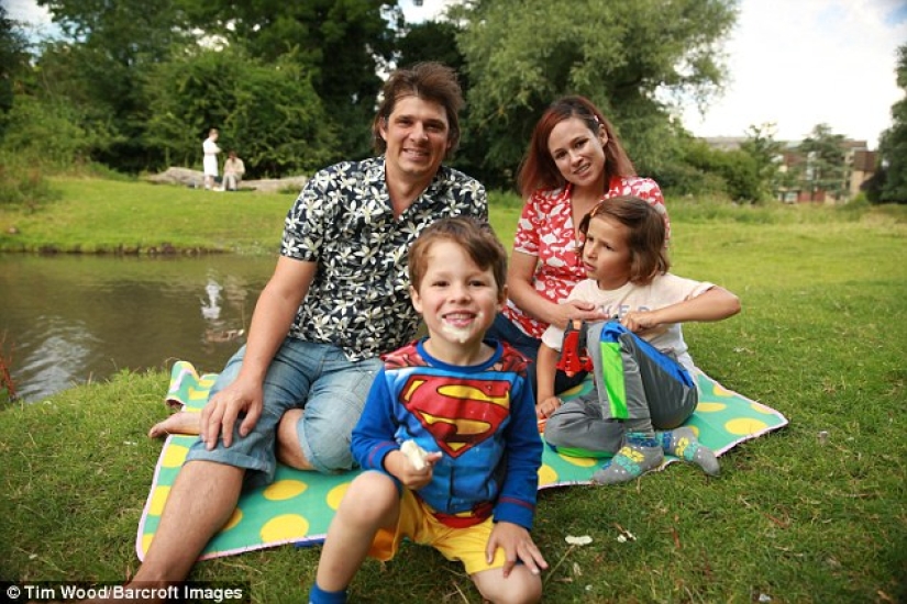 The British family decided not to send their children to school, but to travel around the world with them