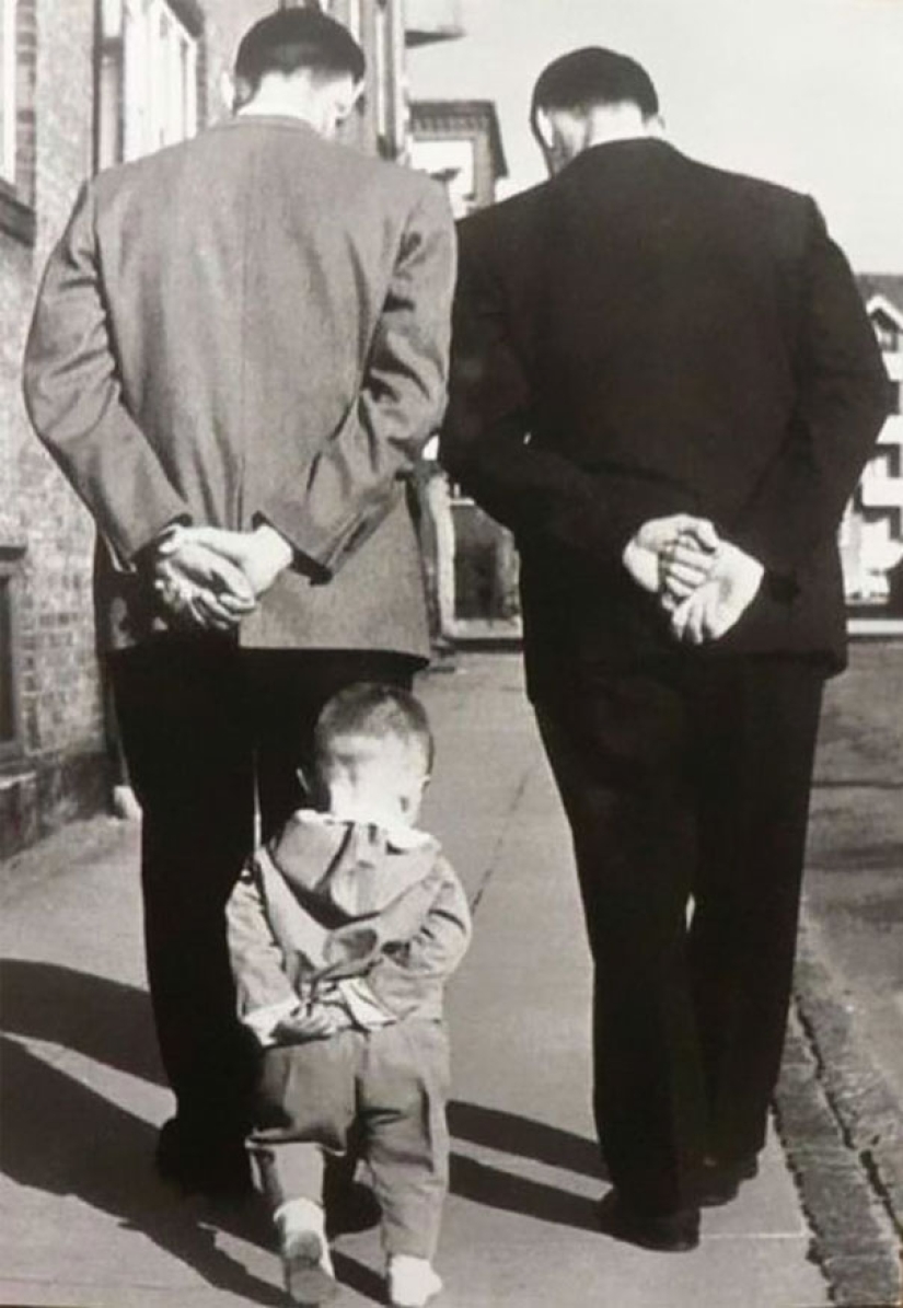 The connection of times: families in which grandchildren have children The connection of times: families in which grandchildren have children
