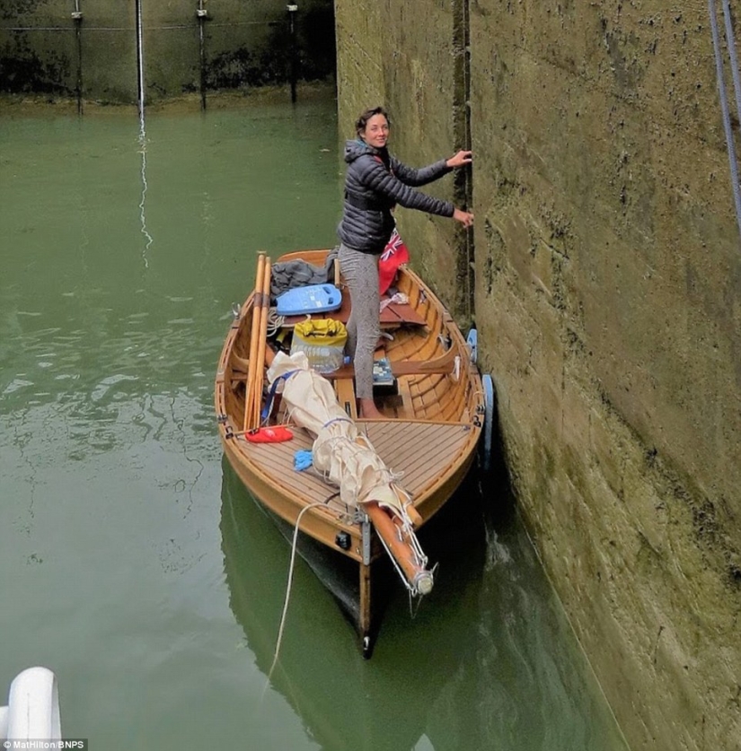 The couple sailed on a homemade boat with oars the way from England to France The couple sailed on a homemade boat with oars the way from England to France