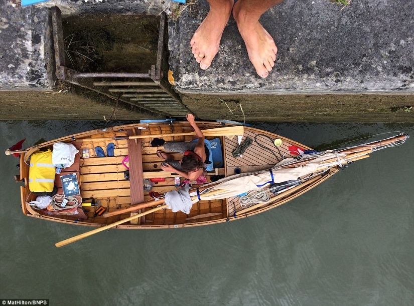 The couple sailed on a homemade boat with oars the way from England to France The couple sailed on a homemade boat with oars the way from England to France