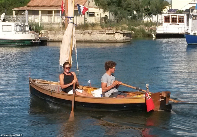 The couple sailed on a homemade boat with oars the way from England to France The couple sailed on a homemade boat with oars the way from England to France