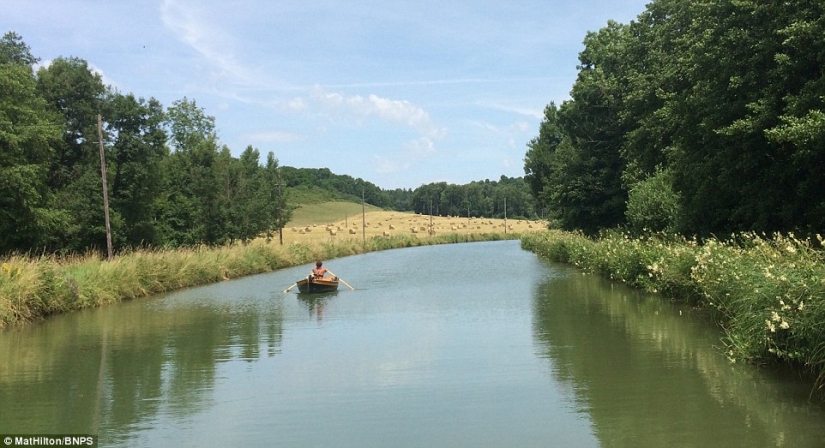 The couple sailed on a homemade boat with oars the way from England to France The couple sailed on a homemade boat with oars the way from England to France