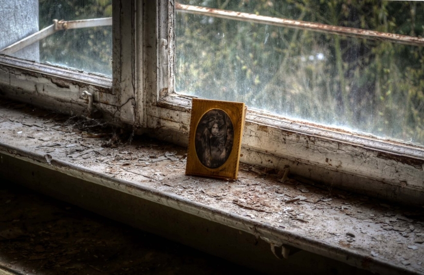 The creepy abandoned operating room of a German urologist has remained untouched for almost 30 years