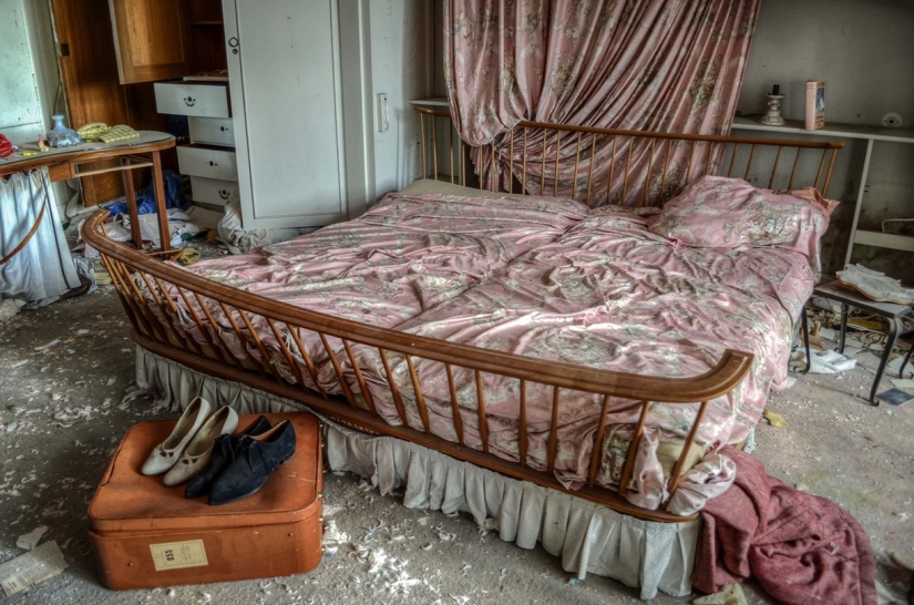 The creepy abandoned operating room of a German urologist has remained untouched for almost 30 years