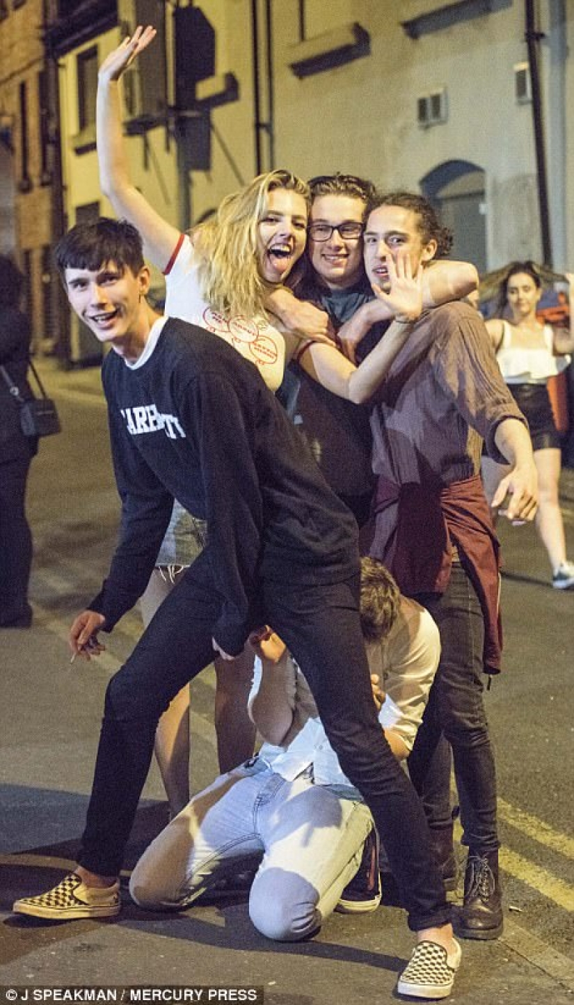 "The exam is always a holiday for me": British schoolchildren celebrated the end of the entrance exams "The exam is always a holiday for me": British schoolchildren celebrated the end of the entrance exams