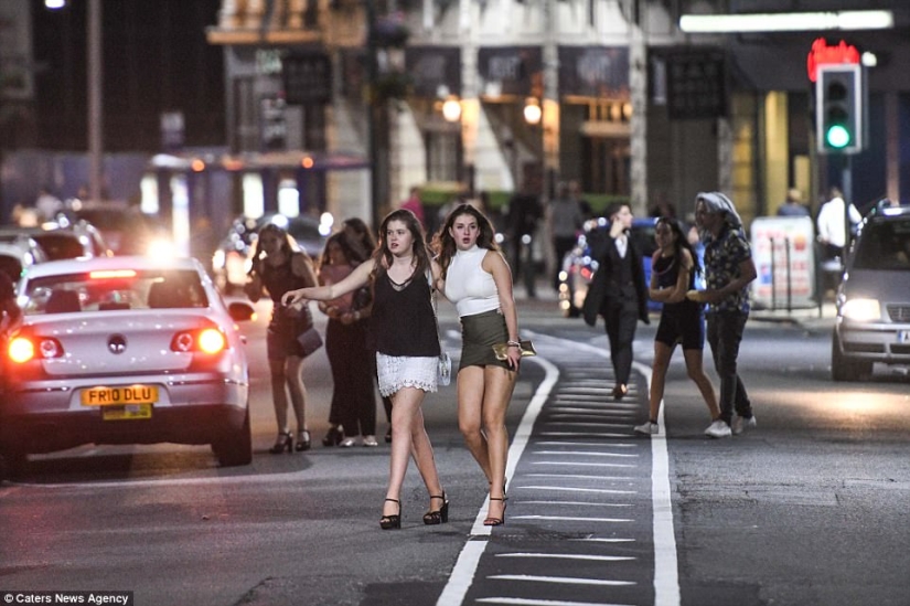 "The exam is always a holiday for me": British schoolchildren celebrated the end of the entrance exams "The exam is always a holiday for me": British schoolchildren celebrated the end of the entrance exams