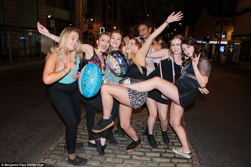 "The exam is always a holiday for me": British schoolchildren celebrated the end of the entrance exams "The exam is always a holiday for me": British schoolchildren celebrated the end of the entrance exams