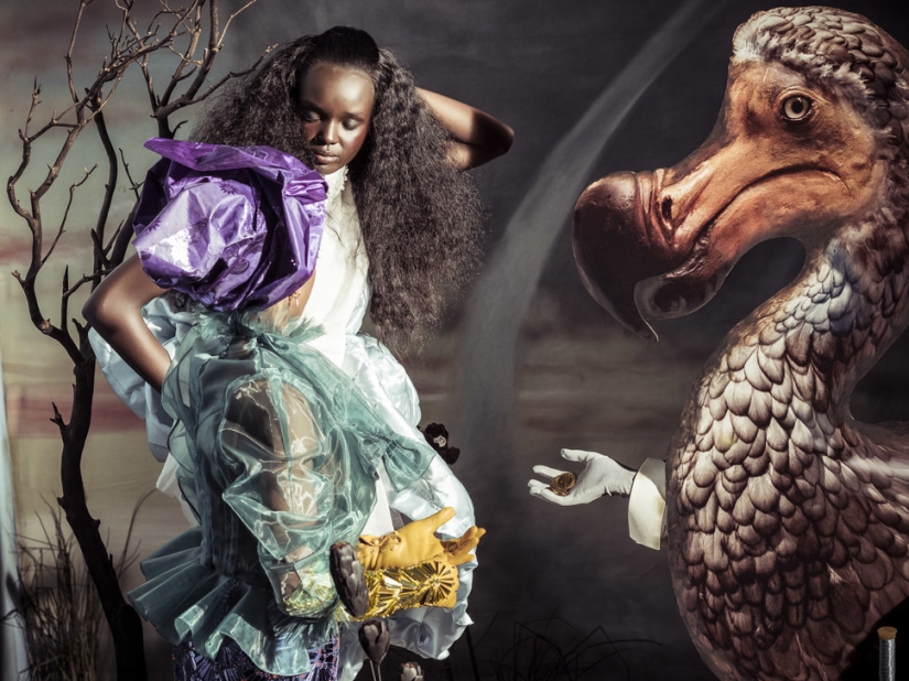 The first shots of the new Pirelli calendar 2018: a fairy tale in "black tones"