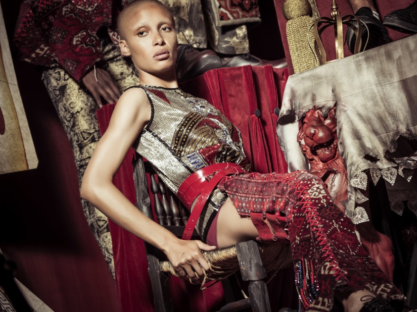 The first shots of the new Pirelli calendar 2018: a fairy tale in "black tones"