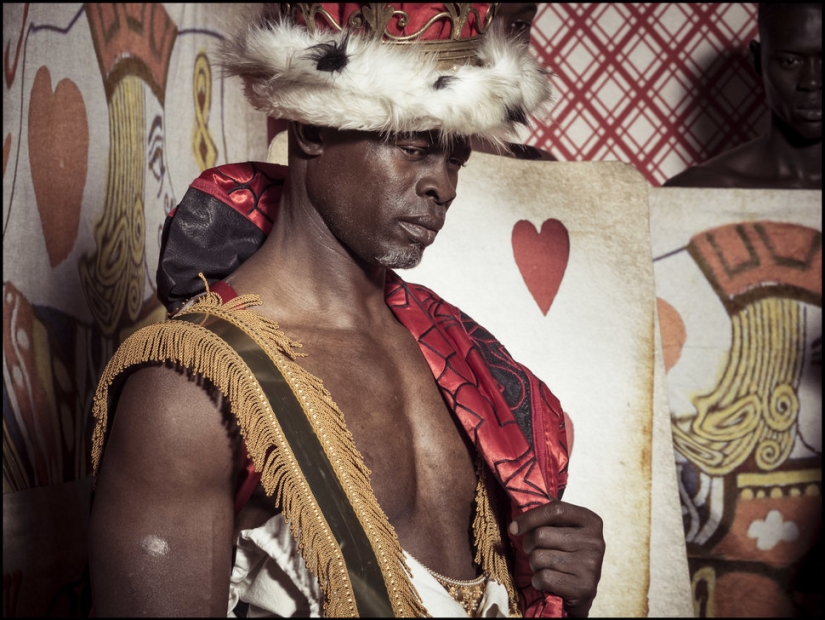 The first shots of the new Pirelli calendar 2018: a fairy tale in "black tones"