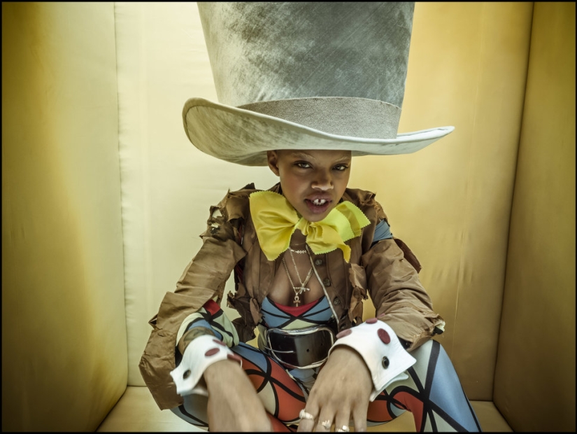 The first shots of the new Pirelli calendar 2018: a fairy tale in "black tones"