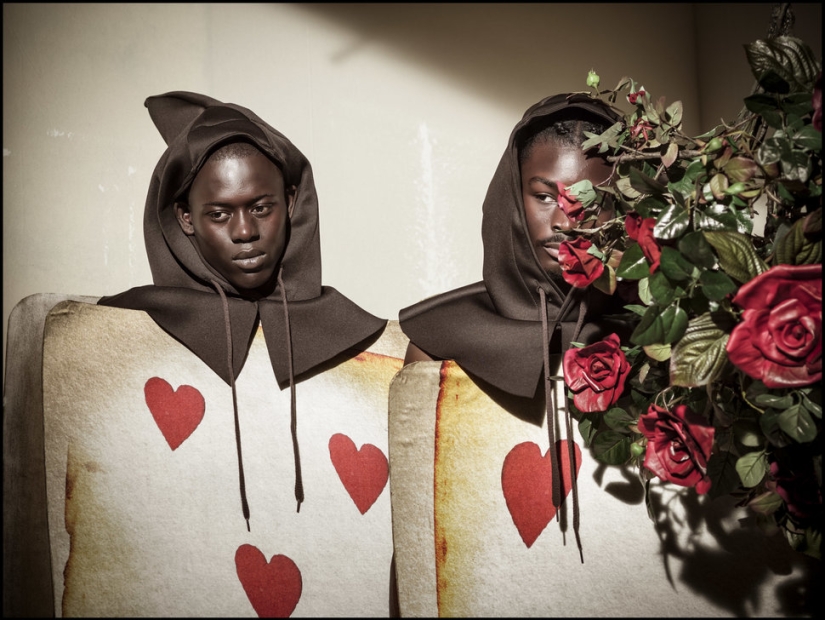 The first shots of the new Pirelli calendar 2018: a fairy tale in "black tones"