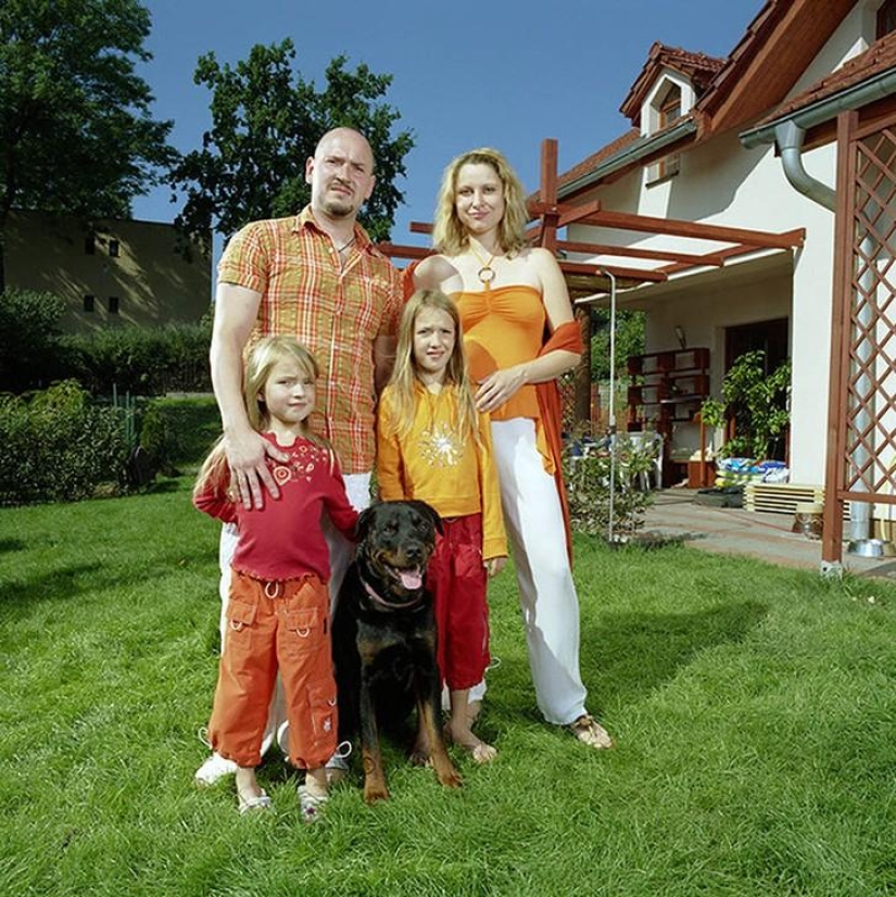 The girl is photographed with unfamiliar men under the guise of his wife