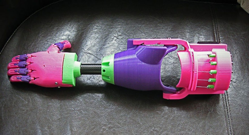 The girl received a 3D prosthesis from a designer who also has no arm