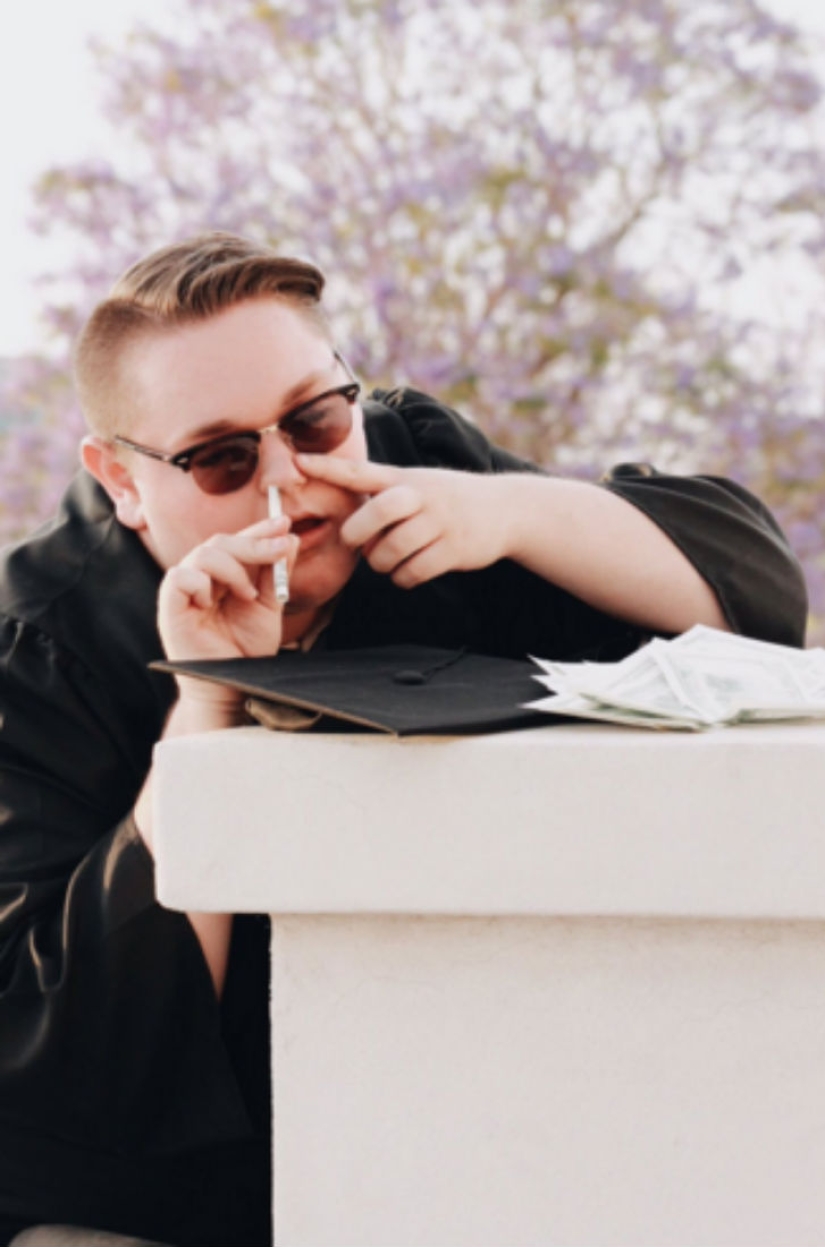 The graduation photo session of this student was clearly a success.