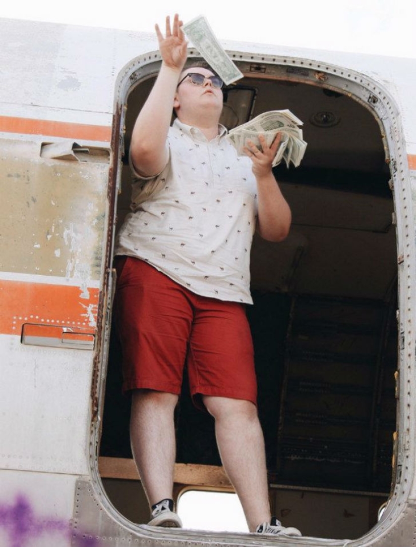 The graduation photo session of this student was clearly a success.