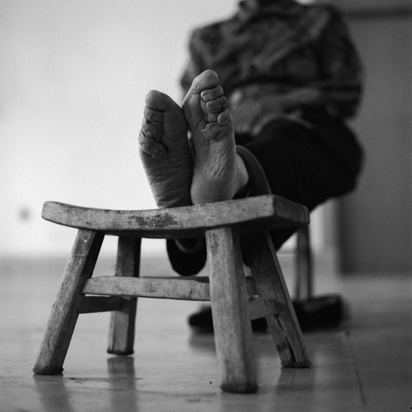 The last living Chinese women with lotus feet