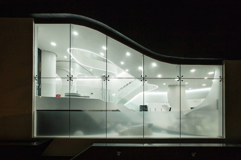 The melting house of "Elastic" is the strangest house you will ever see The melting house of "Elastic" is the strangest house you will ever see