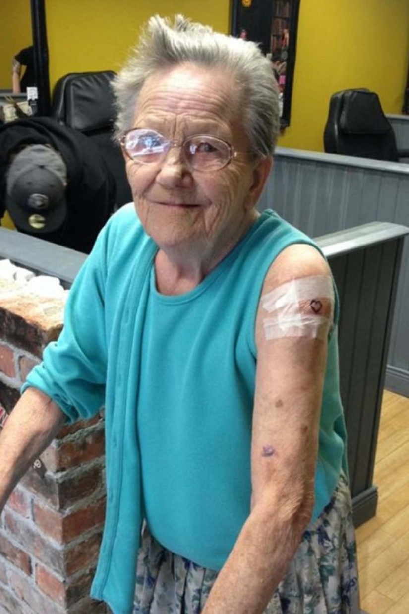 The missing 79-year-old woman was found in the tattoo parlor, where she got her first tattoo in her life! The missing 79-year-old woman was found in the tattoo parlor, where she got her first tattoo in her life!