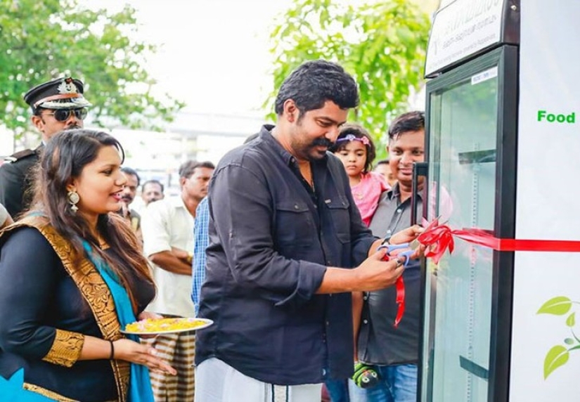 The owner of the restaurant put a refrigerator with food on the street so that the homeless could eat The owner of the restaurant put a refrigerator with food on the street so that the homeless could eat