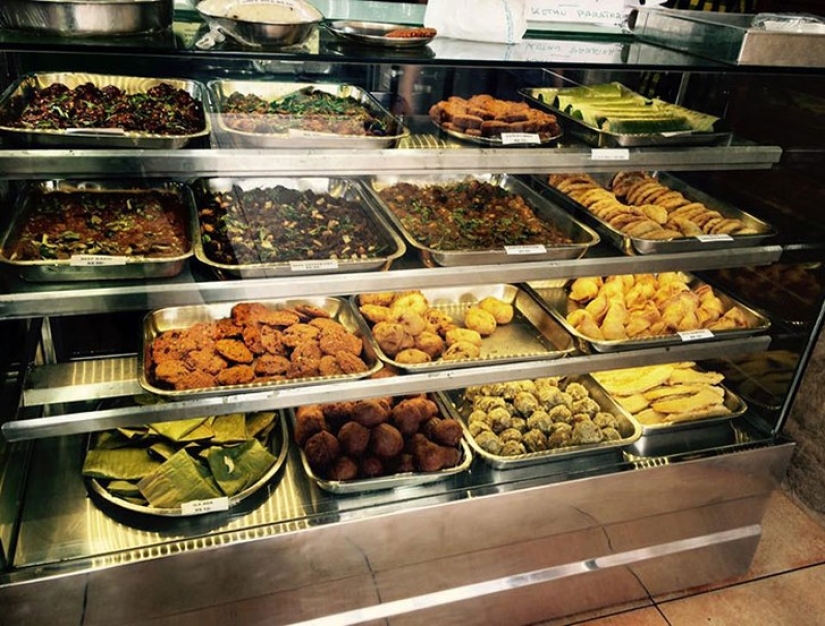 The owner of the restaurant put a refrigerator with food on the street so that the homeless could eat The owner of the restaurant put a refrigerator with food on the street so that the homeless could eat