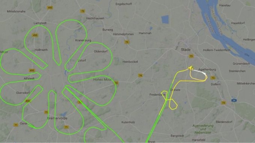 The pilots of the liner helped him to draw a huge self-portrait in the sky The pilots of the liner helped him to draw a huge self-portrait in the sky