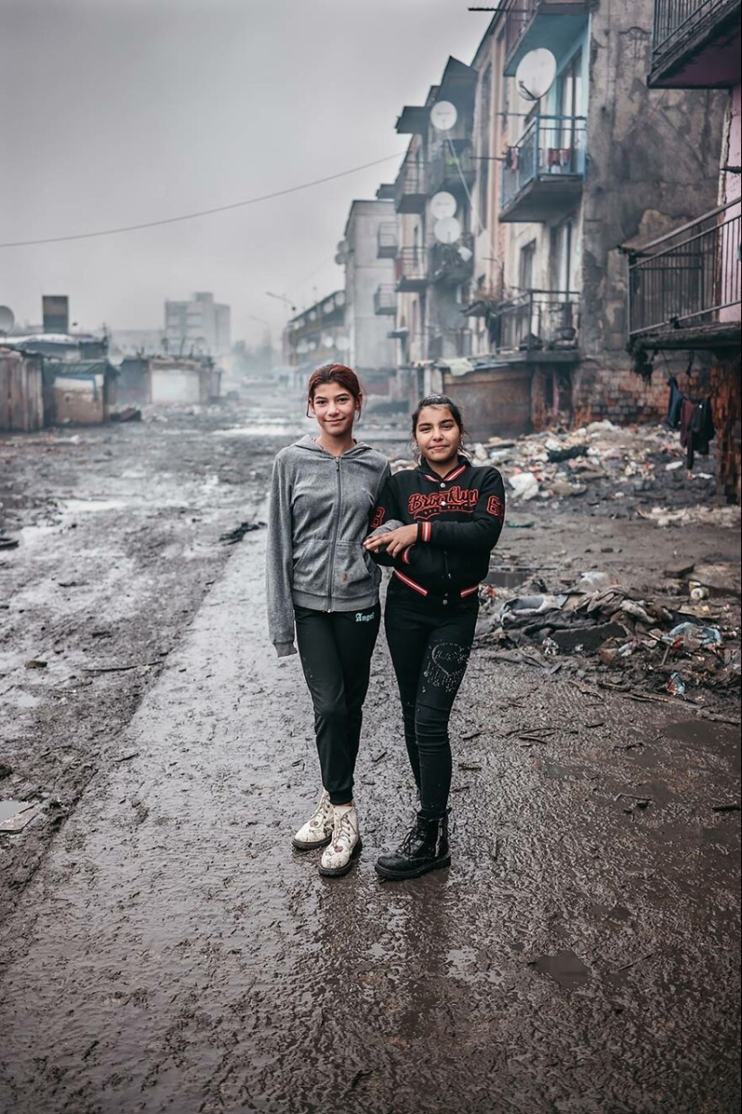 “The Roma Princesses”: This Photographer Documented The Tale Of Hope And Struggle In A Roma Ghetto
