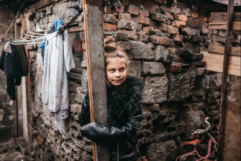 “The Roma Princesses”: This Photographer Documented The Tale Of Hope And Struggle In A Roma Ghetto