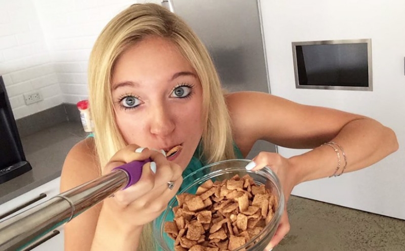 The selfie spoon lets you take photos while you eat! The selfie spoon lets you take photos while you eat!