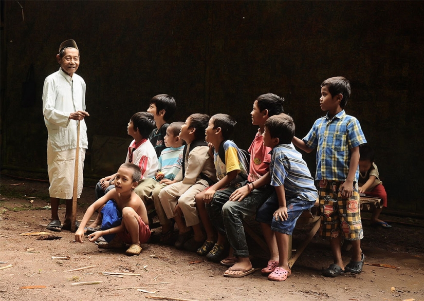 The simple life of an Indonesian village photographed by Herman Damar