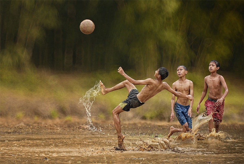 The simple life of an Indonesian village photographed by Herman Damar