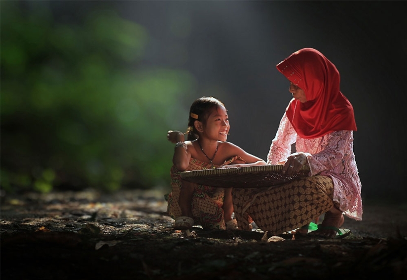 The simple life of an Indonesian village photographed by Herman Damar
