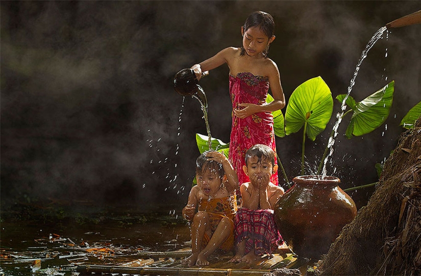 The simple life of an Indonesian village photographed by Herman Damar