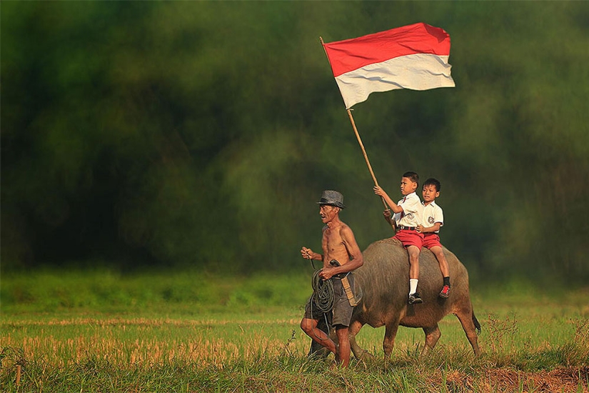 The simple life of an Indonesian village photographed by Herman Damar
